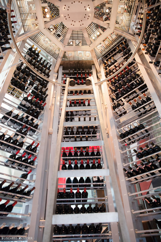 Tủ rượu có 27 tầng với hơn 3.000 loại rượu khác nhau.