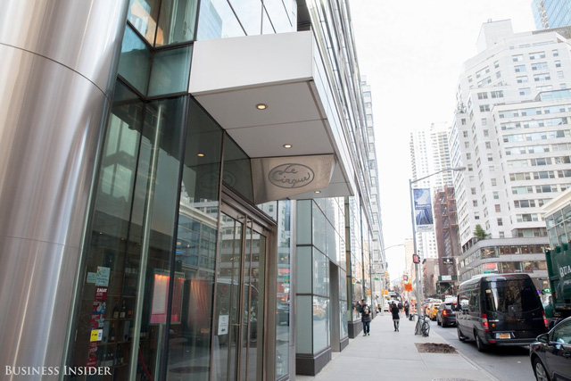   Nhà hàng toạ lạc trong Toà nhà Bloomberg Tower nằm trên con phố 58 và Đại lộ Lexington.  