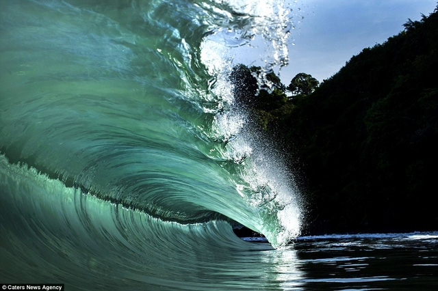 Teahupo’o là một trong những địa điểm lướt sóng nổi tiếng và nguy hiểm nhất hành tinh, nơi có những con ngọn sóng cao tới 6m