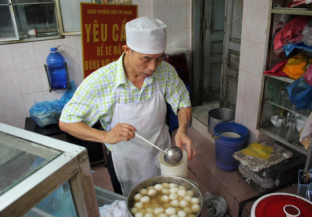 nguoi ha noi xep hang dai mua banh troi an tet han thuc