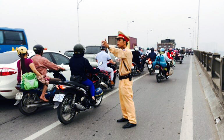 ha noi xe tai ui bay hang chuc met lan can cau vinh tuy