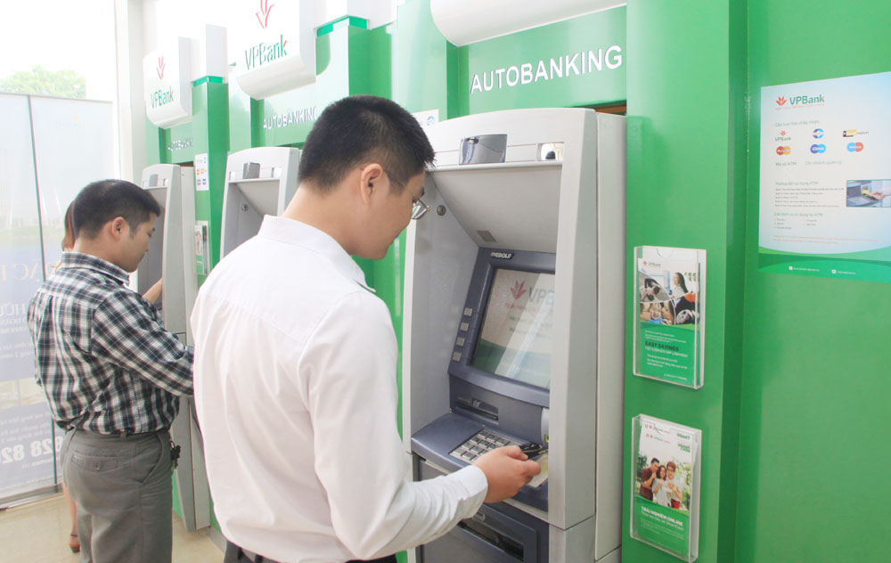 lai bat binh vi phi atm