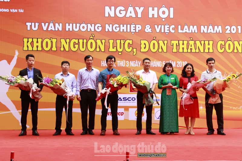 nhung hinh anh cua ngay hoi tu van huong nghiep va viec lam nam 2019 khoi nguon luc don thanh cong