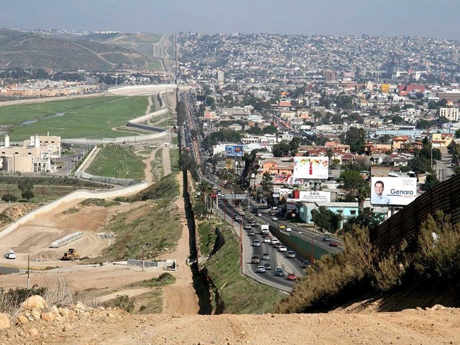 Hàng rào biên giới dọc Mỹ và Mexico. Bên trái hàng rào là bang Baja California của Mexico, bên phải là thành phố San Diego thuộc bang California của Mỹ.