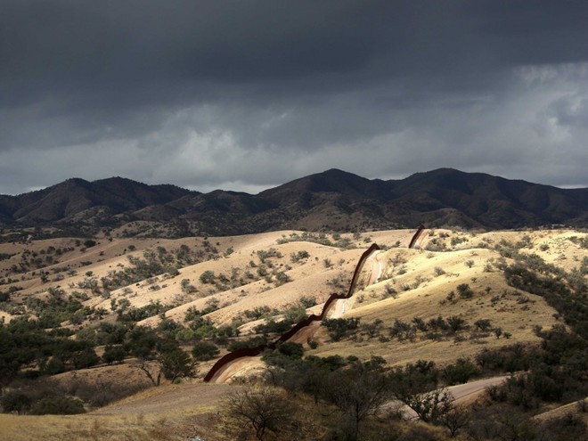 Hàng rào Mỹ - Mexico trải dài đến tận vùng nông thôn ở bang Arizona. Dòng người tị nạn Mexico luôn tìm cách vượt qua hàng rào này để nhập cư trái phép sang Mỹ.
