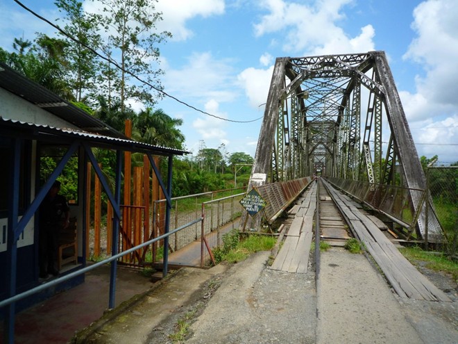 Biên giới giữa Costa Rica và Panama là chiếc cầu cũ trên sông Sixaola. Mỗi ngày, nhiều khách bộ hành và xe cộ sử dụng cây cầu này.
