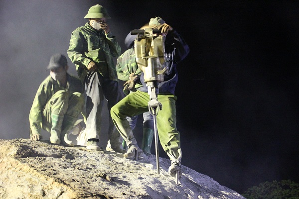 mu cang chai trang dem pha da tim nguoi bi lu cuon