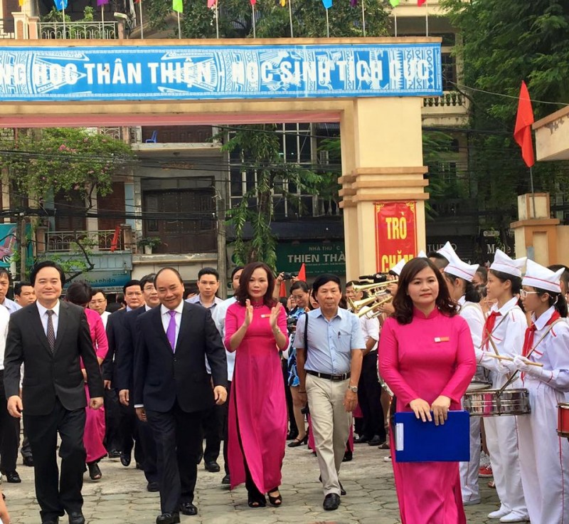 ha noi han hoan ngay hoi toan dan dua tre den truong