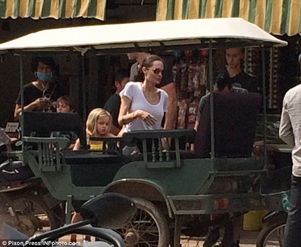 Angelina Jolie và con gái Vivienne tại một khu chợ ở Campuchia