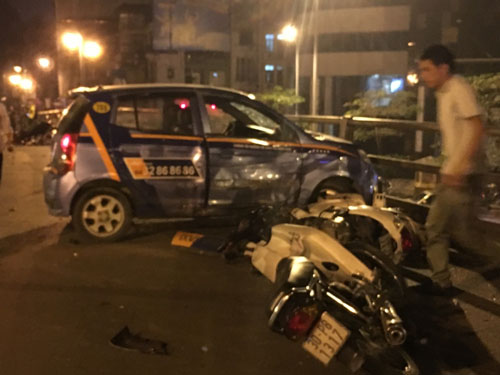 Phút kinh hoàng trên nắp ca-pô taxi gây tai nạn ở cầu vượt - 2