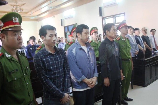 Các bị cáo xuất hiện tại phiên tòa sáng 16/11. Ảnh: Phạm Hòa.