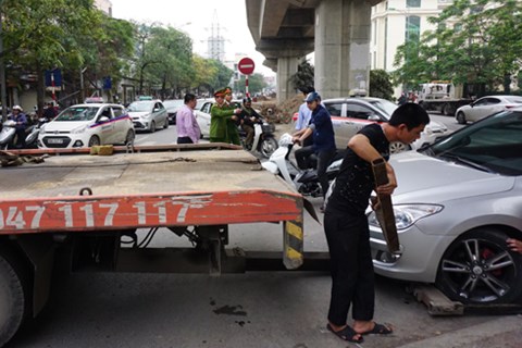 ha noi se thu hoi giay phep cac bai xe vi pham