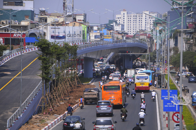 can canh cau vuot tren 300 ty o ha noi truoc ngay thong xe