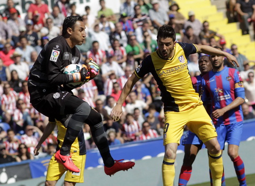 Thủ môn Keylor Navas cản phá mọi đường bóng tấn công của Atletico Madrid