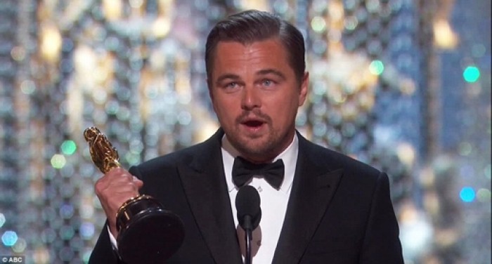 Leonardo Dicaprio lần đầu chạm tay tượng vàng Oscar