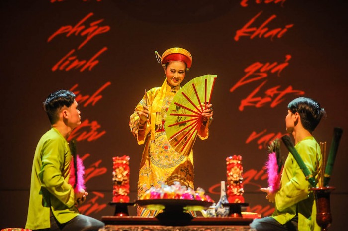 Đạo diễn Việt Tú đưa nghi lễ hầu đồng lên sân khấu