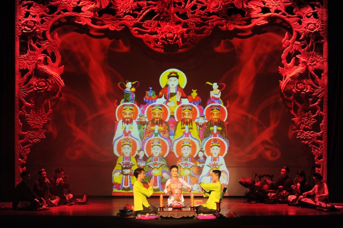 Đạo diễn Việt Tú đưa nghi lễ hầu đồng lên sân khấu