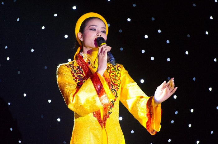 Nghe Phạm Hương hát “Dạ cổ hoài lang” tại Hoa hậu Hoàn vũ 2015