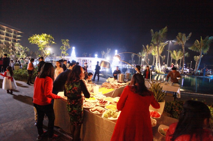 2.000 du khách đón Năm mới với pháo hoa bên bờ biển FLC Sầm Sơn