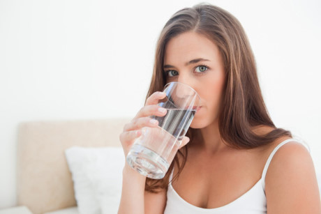 Điều gì xảy ra với cơ thể khi bạn uống nước ấm lúc đói vào mỗi sáng?