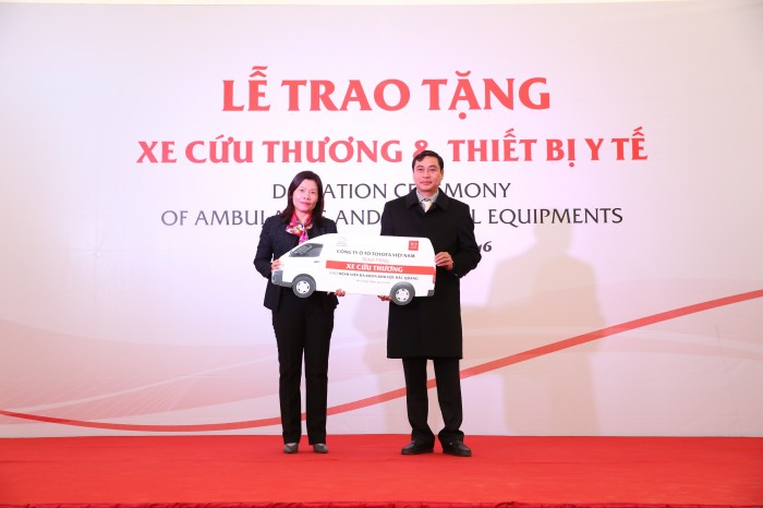 Toyota tặng xe cứu thương và thiết bị y tế cho Hà Giang