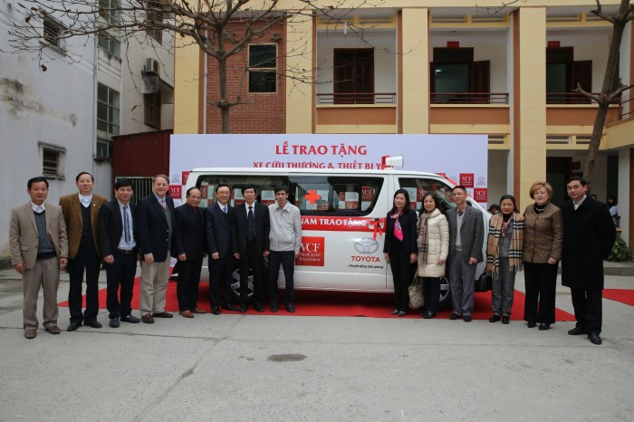 Toyota tặng xe cứu thương và thiết bị y tế cho Hà Giang