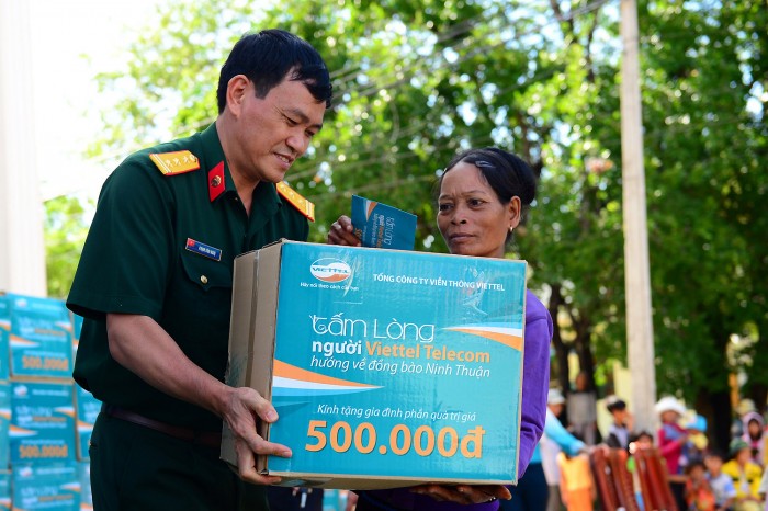 ​ Viettel đ ủng hộ 19 tấn hàng hóa và 800 triệu đồng cho nhân dân Ninh Thuận