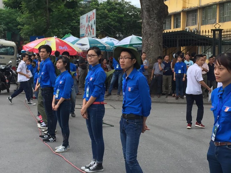 dong hanh cung sy tu trong ngay thi thu hai