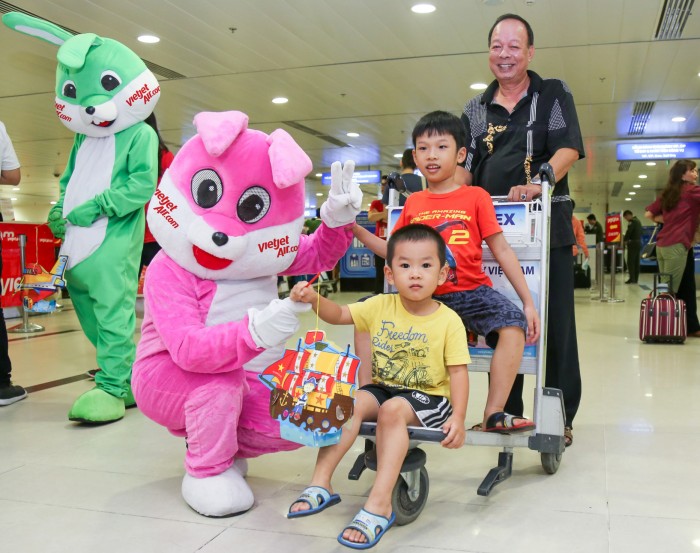 Lãnh đạo Vietjet đón trung thu cùng trẻ em cơ nhỡ