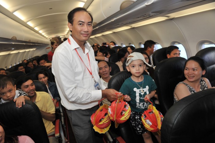 Lãnh đạo Vietjet đón trung thu cùng trẻ em cơ nhỡ