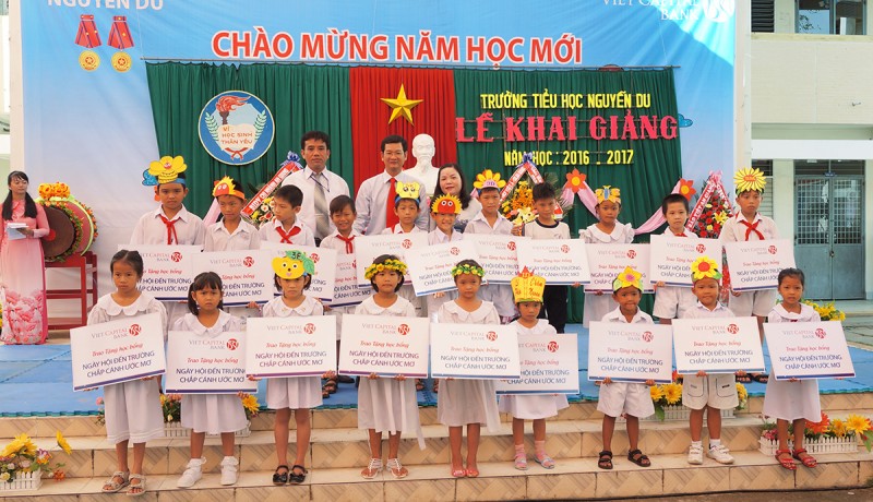 Viet Capital Bank tặng học bổng nhân năm học mới