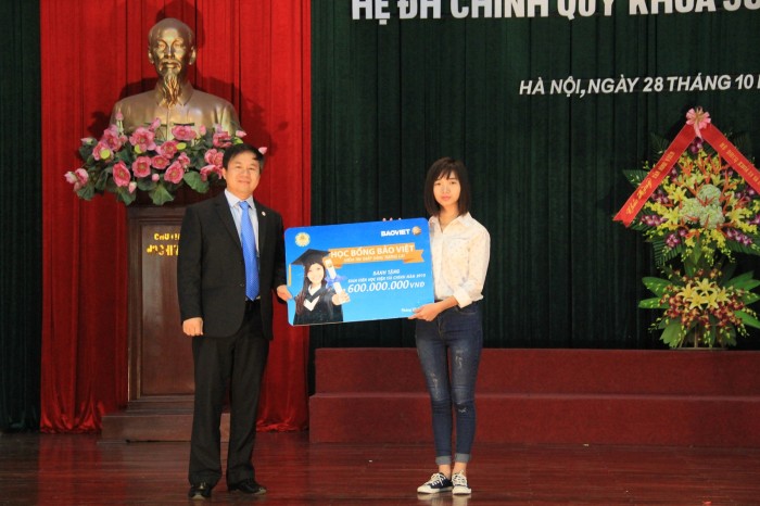 Tập đoàn Bảo Việt tặng học bổng cho sinh viên Học viện tài chính