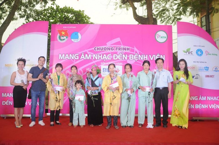 sao mai thu hang hat den khan tieng trong mang am nhac den benh vien