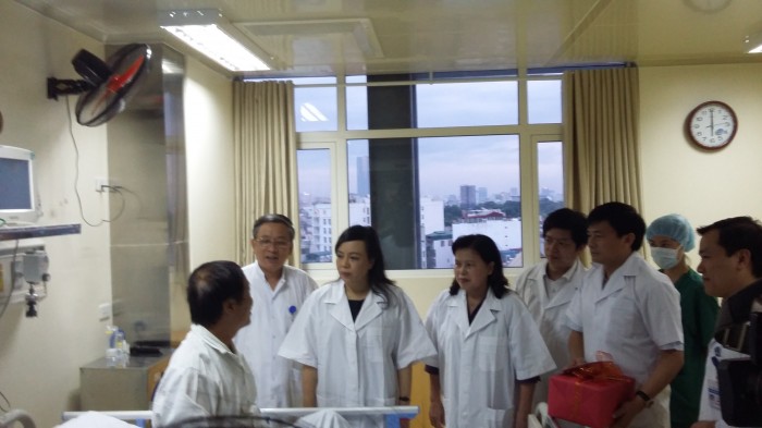 Bộ trưởng Bộ Y tế  thăm và tặng quà cho 2 bệnh nhân ghép tim và gan