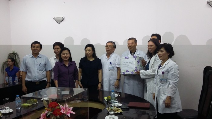 Bộ trưởng Bộ Y tế  thăm và tặng quà cho 2 bệnh nhân ghép tim và gan