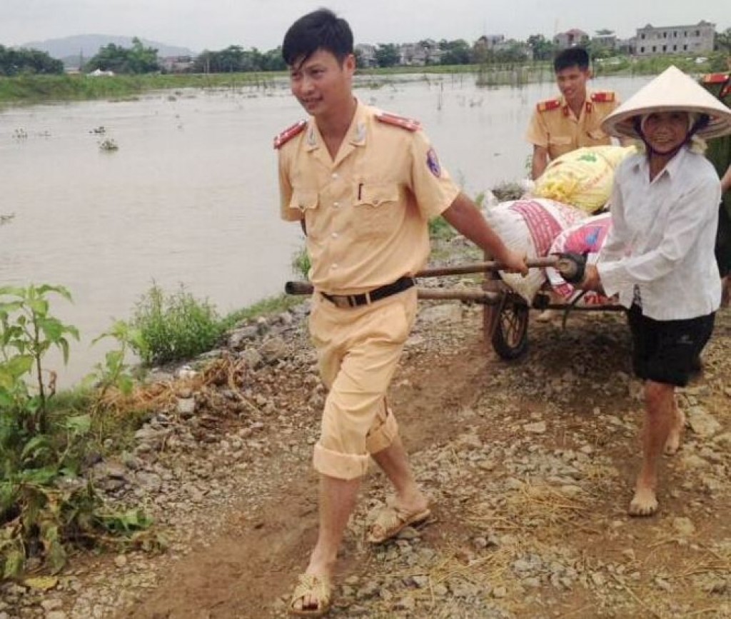 ninh binh huy dong cong an va quan doi giup dan thu hoach lua