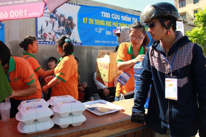 Hiệp hội TN Hà Nội phát cơm miễn phí cho sĩ tử tại Thanh Hóa