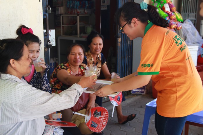 Hiệp hội TN Hà Nội phát cơm miễn phí cho sĩ tử tại Thanh Hóa