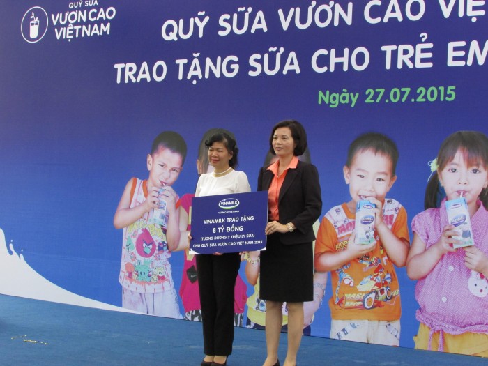Qũy sữa “”Vươn cao Việt Nam” trao quà cho học sinh gia đình chính sách và có công