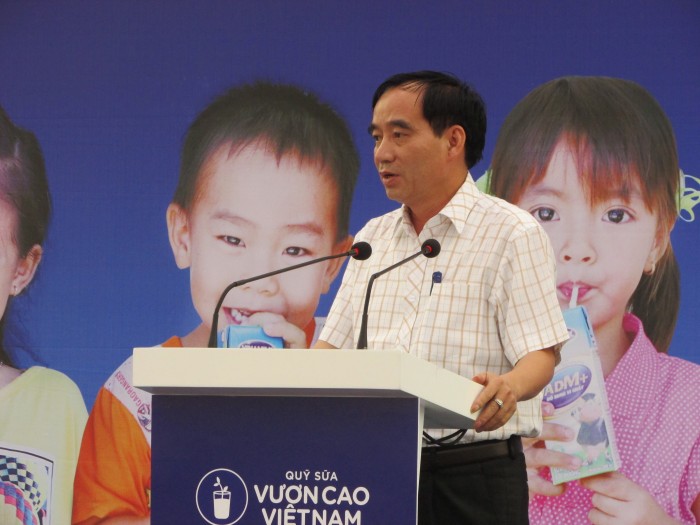 Qũy sữa “”Vươn cao Việt Nam” trao quà cho học sinh gia đình chính sách và có công