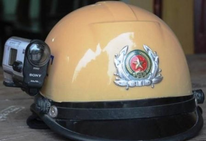 CSGT Thanh Hóa gắn camera trên mũ khi tuần tra kiểm soát