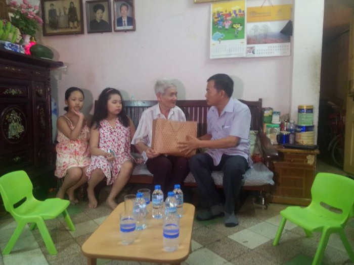Lãnh đạo LĐLĐ TP Hà Nội thăm và tặng quà gia đình các cán bộ lão thành