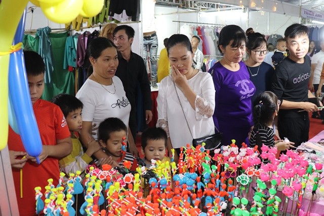 nguoi dan hao hung voi le hoi vinh danh lang nghe truyen thong phu xuyen