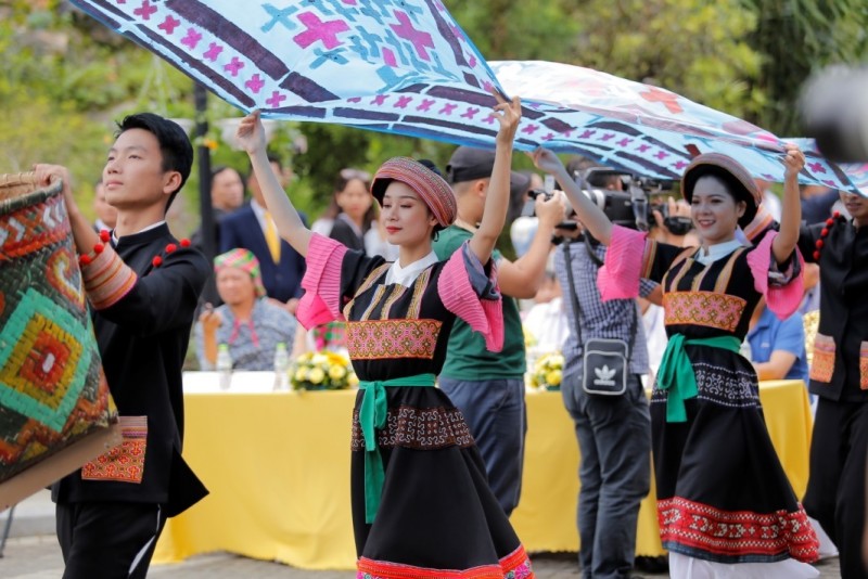 muc so thi trang phuc cau ky cua show dien vu dieu tren may