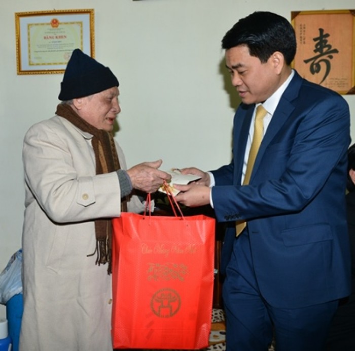 Chủ tịch UBND TP Nguyễn Đức Chung thăm, tặng quà gia đình chính sách