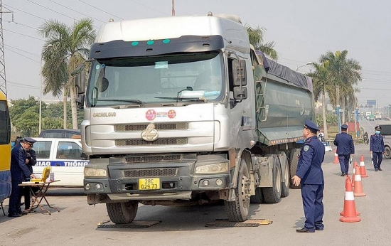 Thanh tra Sở GTVT Hà Nội: Xử phạt nhiều xe quá tải qua cầu Thăng Long