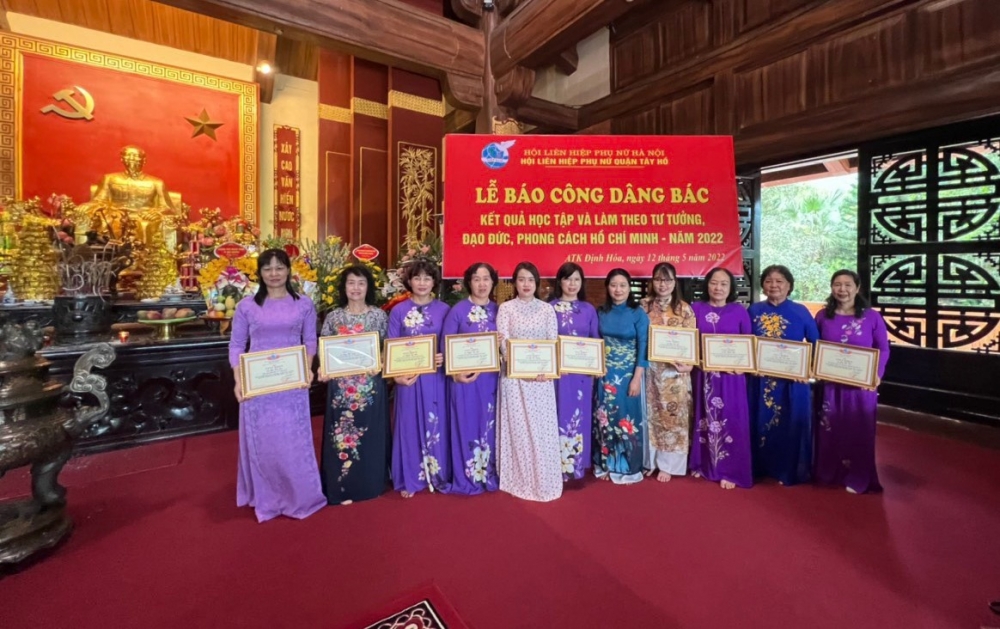 Hội Liên hiệp Phụ nữ quận Tây Hồ tổ chức Lễ báo công dâng Bác