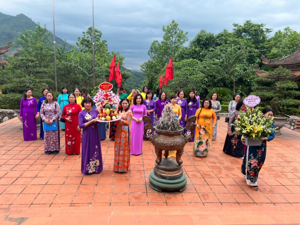 Hội Liên hiệp Phụ nữ quận Tây Hồ tổ chức Lễ báo công dâng Bác