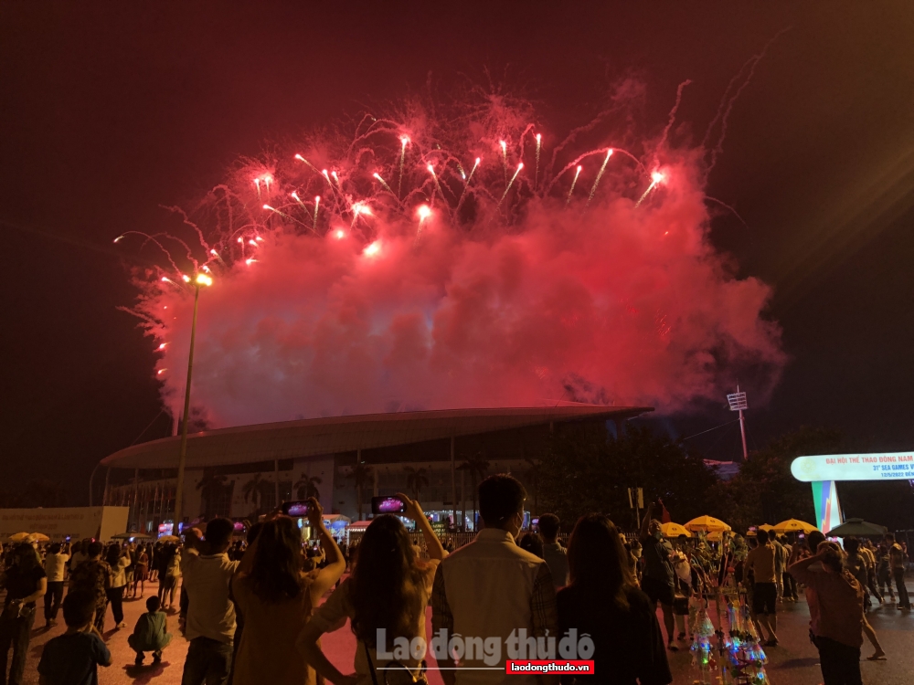 Hàng nghìn người ngoài Sân vận động Quốc gia Mỹ Đình chờ xem bắn pháo hoa Lễ khai mạc SEA Games 31