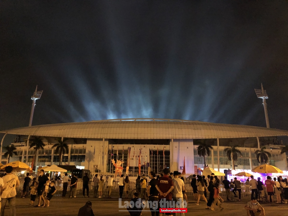 Hàng nghìn người ngoài Sân vận động Quốc gia Mỹ Đình chờ xem bắn pháo hoa Lễ khai mạc SEA Games 31